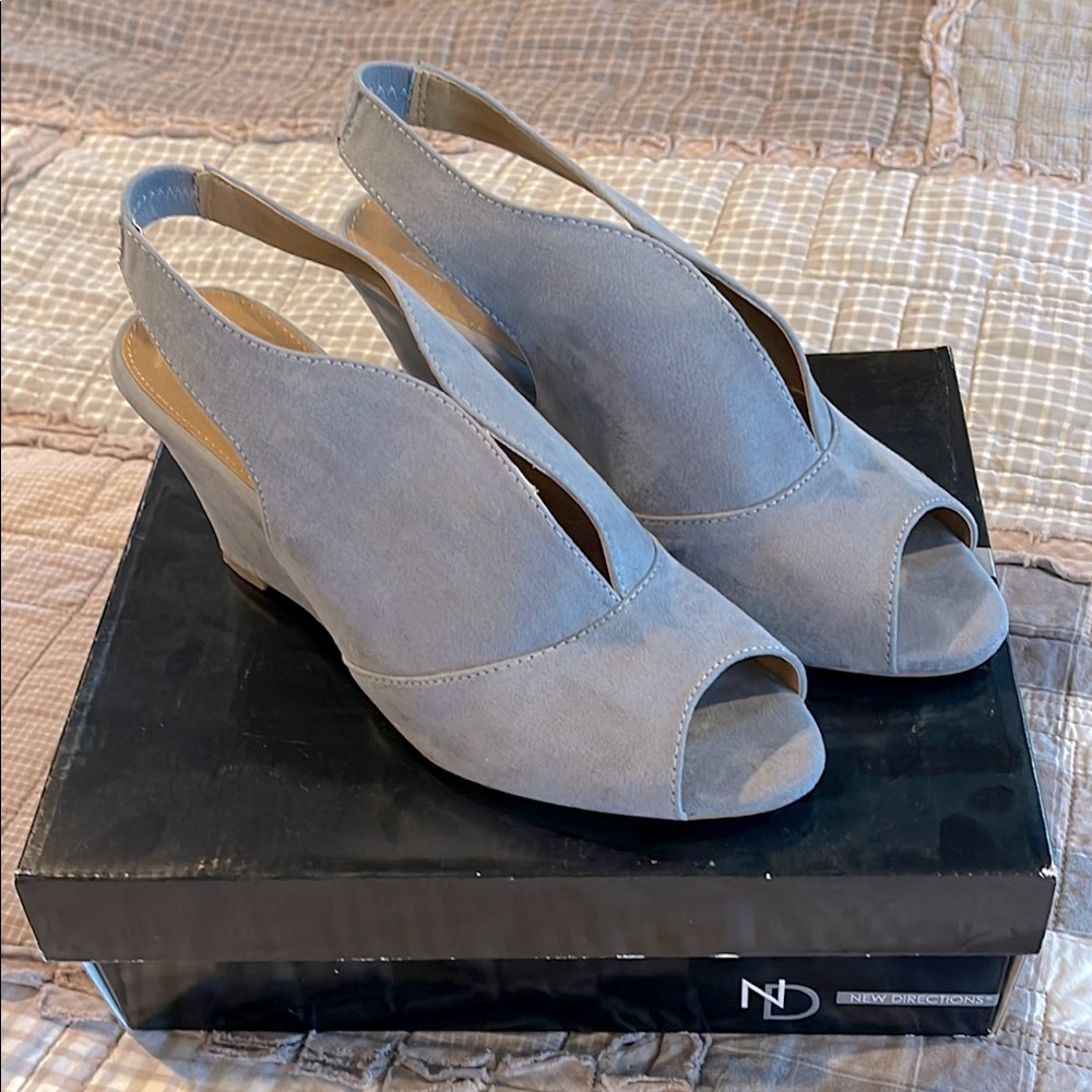 New Directions Women's Blue-Gray Peep Toe Wedge Sandals Sz 8 EUC